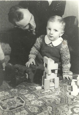 MIchalak 1945 Jacek z Ojcem, Gwiazdka 1945 w willi przy ul. Dębinki 7d