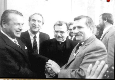 Protest_przed_domem_L._Walesy adr