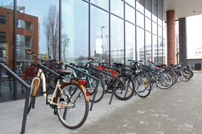 parking_rowerowy_zewnetrzny_w_wielofunkcyjnym_kompleksie