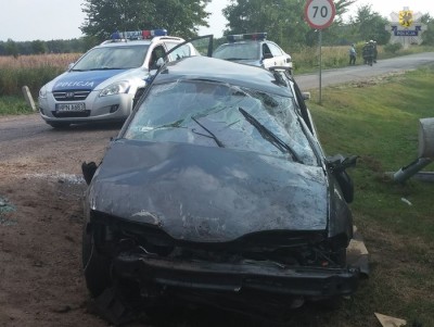 NIETRZEŹWY ŚCIĄŁ SŁUP I WJECHAŁ W OGRODZENIE.j-pg