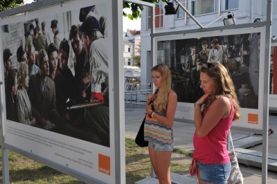 Orange Kino zwiedzający wystawę Miasto44 w Sopocie