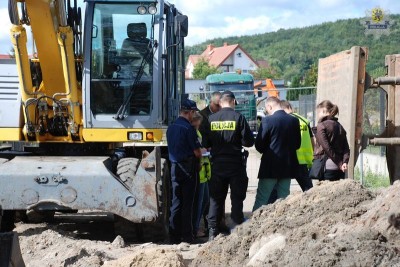 WEJHEROWO - POLICJANCI WYJAŚNIAJĄ OKOLICZNOŚCI  WYPA-DKU NA BUDOWIE W REDZIE 3