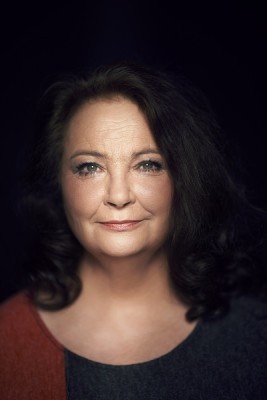 teatr Anna Dymna, odtwórczyni roli tyt-ułowej w spektaklu STARA KOBIETA- WYSIADUJE