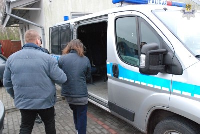 CZŁUCHÓW POLICJANCI ZATRZYMALI KOBIETĘ PODEJRZANA -O ZABÓJSTWO