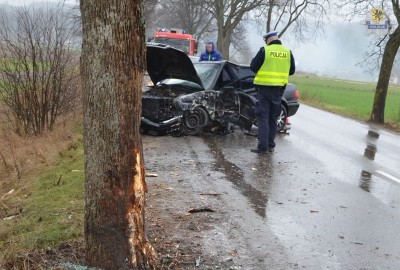 WEJHEROWO - KIERUJĄCY AUDI UDERZYŁ W DRZEWO 3