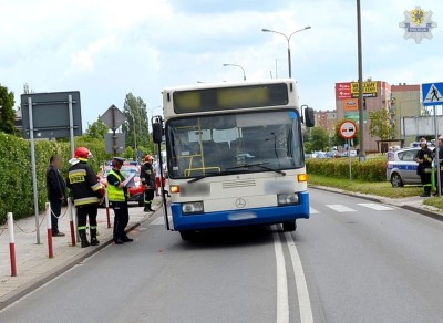 Starogard Gdański - AUTOBUS POTRĄCIŁ DWÓJKĘ DZIECI.policjantka prowadzi ogledziny autobusu
