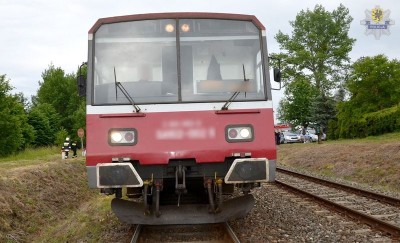 Starogard Gdański -WYPADEK NA TORACH, RANNY 19-LETNI MĘŻCZYZNA . pociąg i zaparkowane radiowozy