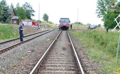 Starogard Gdański - WYPADEK NA TORACH, RANNY 19-LETNI MĘŻCZYZNA. policjant pracuje na miejscu wypadku kolejowego