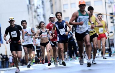 DYN07, BUENOS AIRES 09/10/11, UNA MULTITUD PARTICIPA DE LA MARATON INTERNACIONAL DE LA CIUDAD DE BUENOS AIRES, HOY POR MAÑANA. FOTO:DYN/PABLO AHARONIAN.