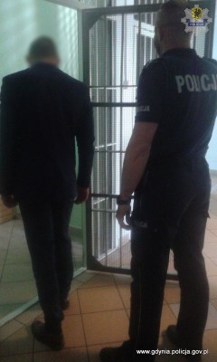 pol napad na sklep z bronia