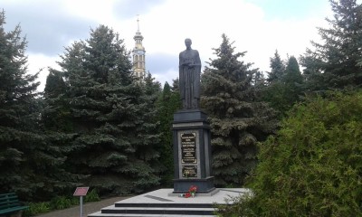 lichen pomnik sw. St Papczynskiego jw