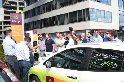 energa-analitycy_i_inwestorzy_przy_stacji_ladowania_ev_grupy_energa