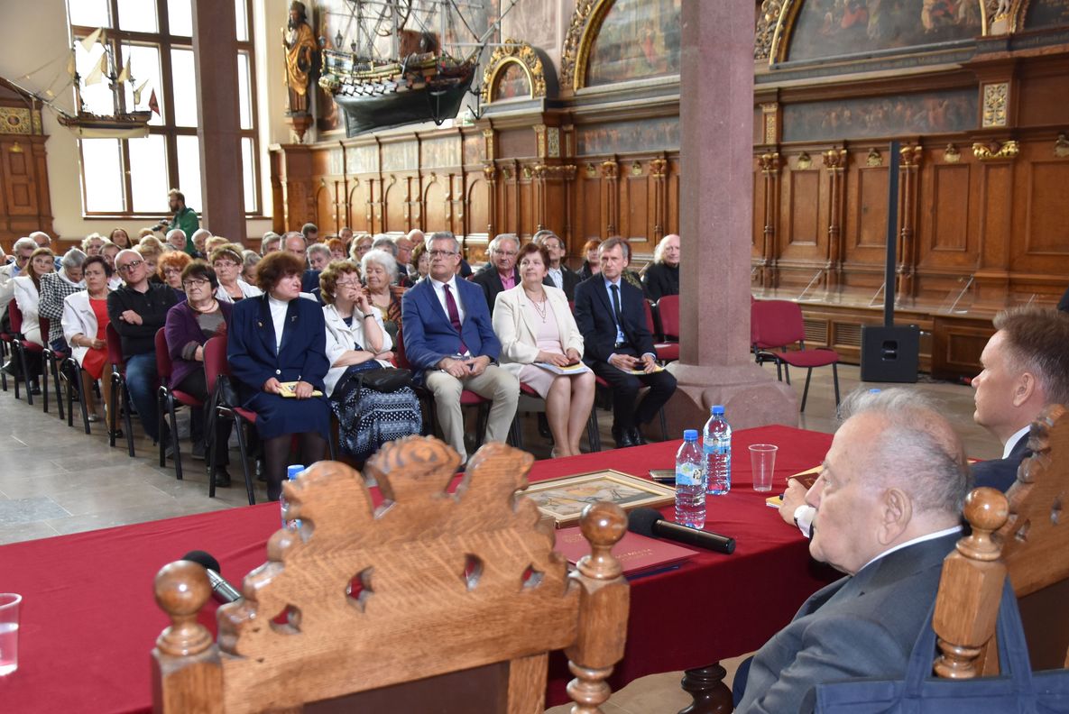 MNG-Dwor-Artusa-ludzie-2-Fot_J_Wikowski-A31_7571