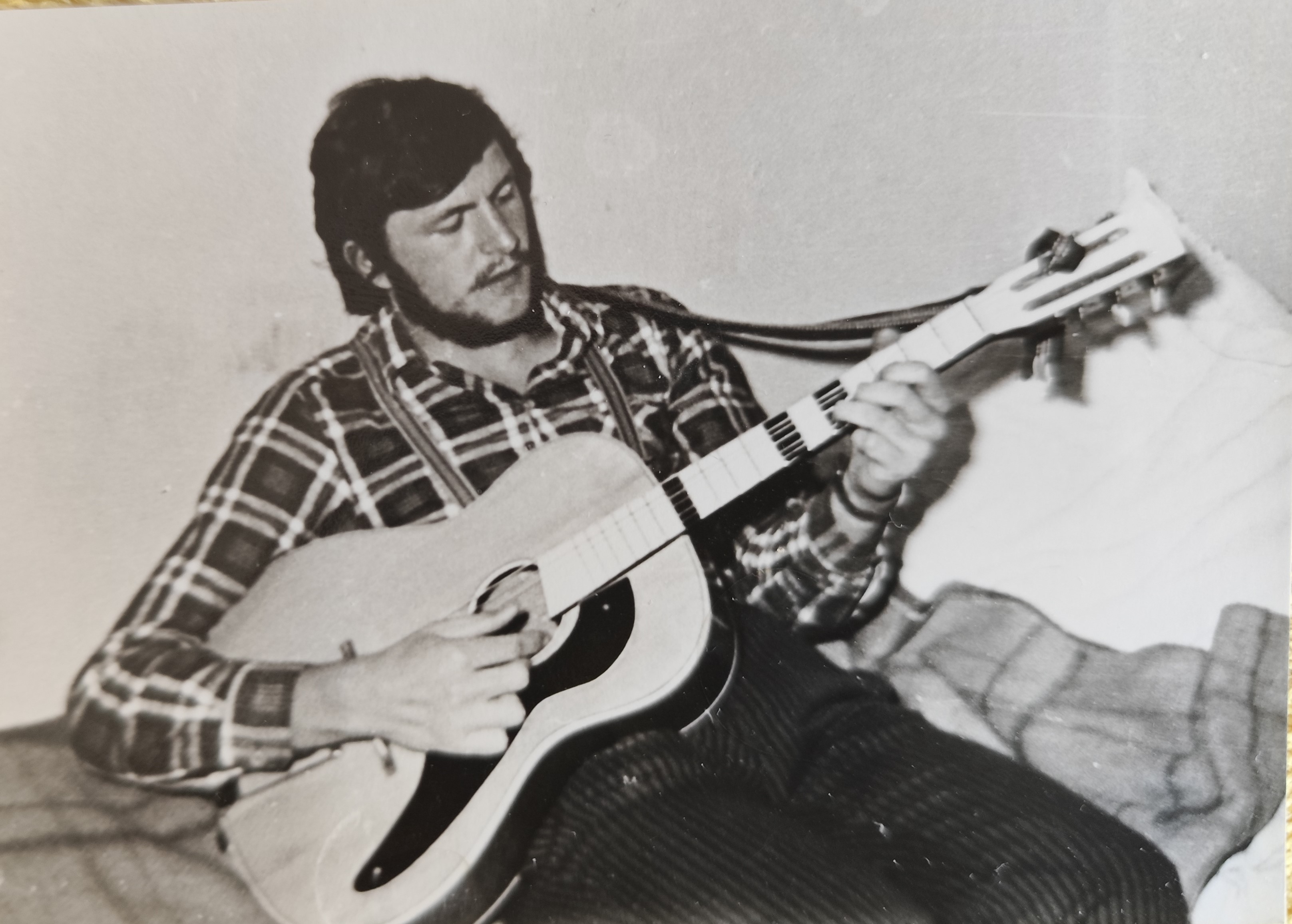 Przed Bazuna - na gitarze w akademiku - JW IMG_20250604_145132