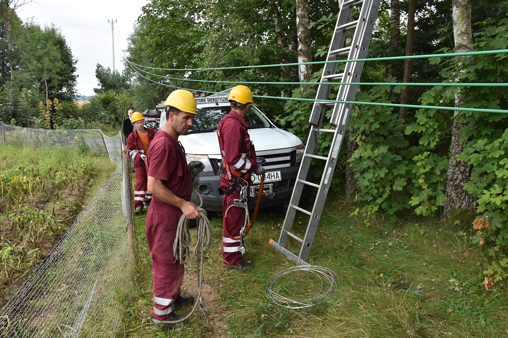 ekipa_energi_operatora_naprawia_siec_w_okolicach_dziemian_03