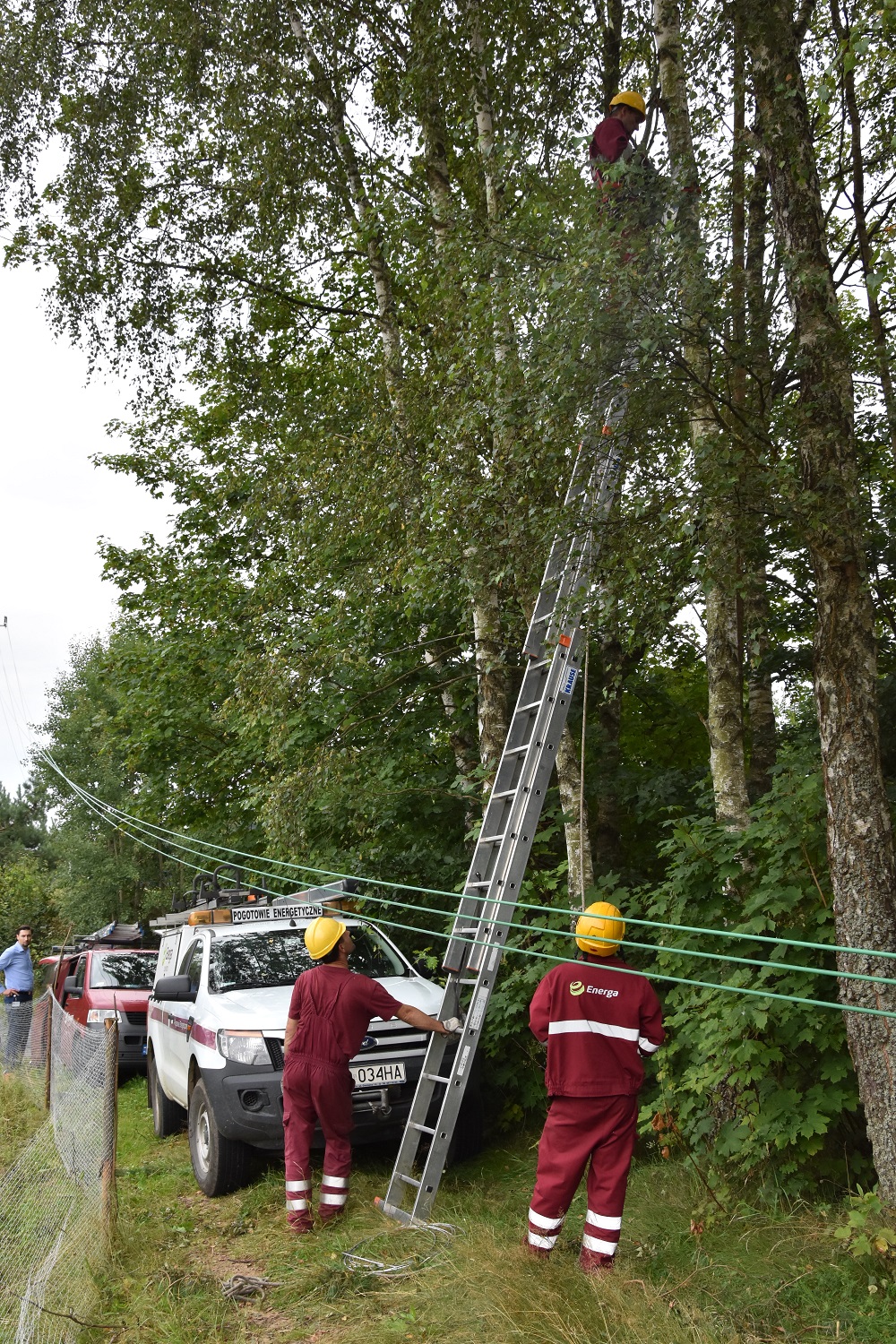 ekipa_energi_operatora_naprawia_siec_w_okolicach_dziemian_04