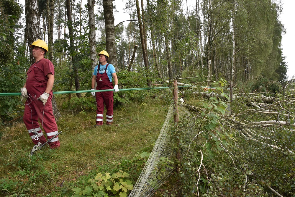 energa ekipa_energi_operatora_naprawia_siec_w_okolicach_dziemian_05